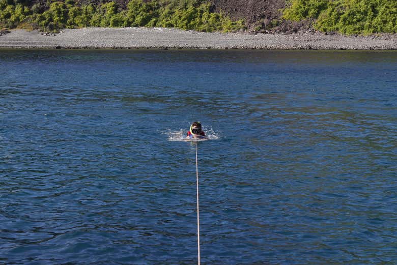 Sendo puxado pelo barco