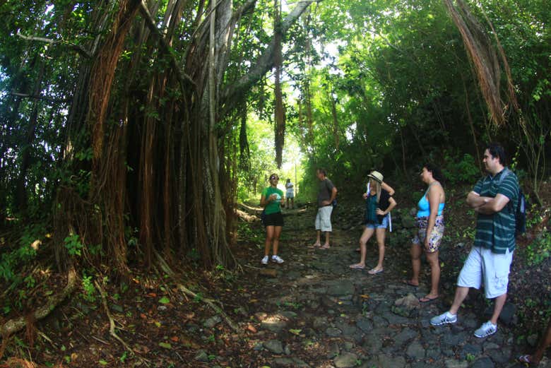 Desfrutando da caminhada por Fernando de Noronha