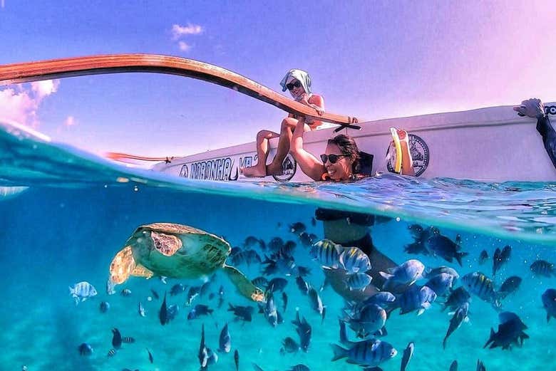 Diversão garantida durante o tour de canoa havaiana