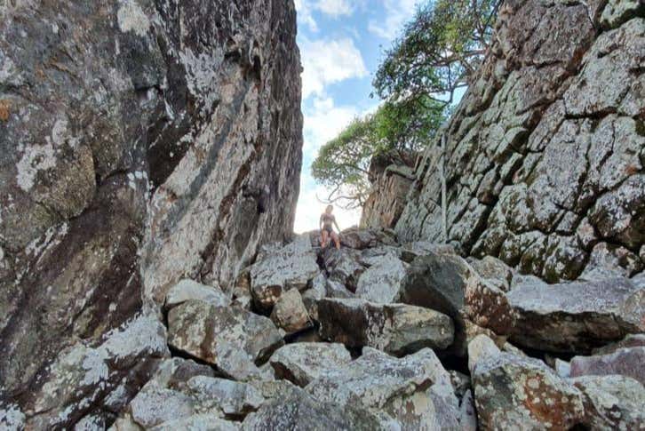 Escalando as pedras durante a trilha