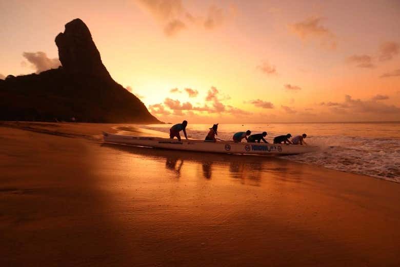 Iniciando o passeio de canoa havaiana por Fernando de Noronha