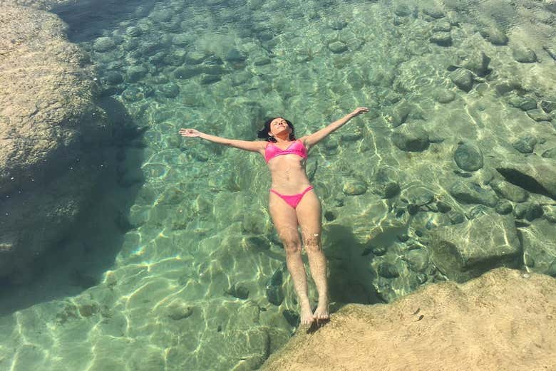 Relaxando em uma piscina natural