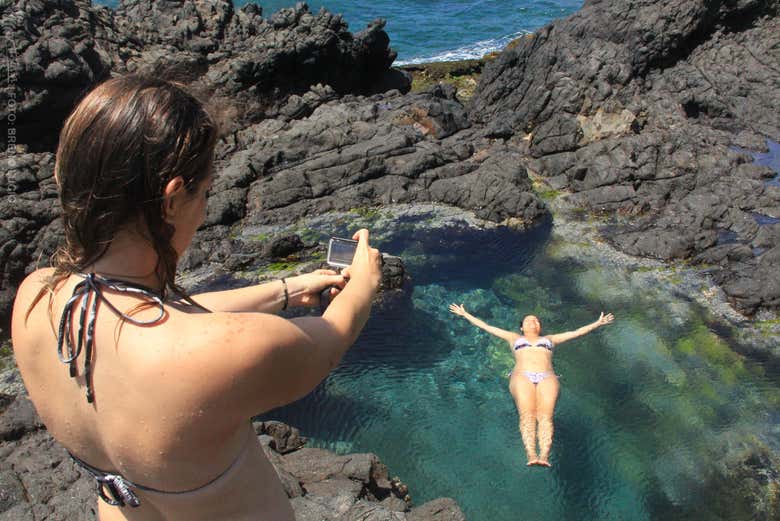 Flutuando nas piscinas naturais da trilha