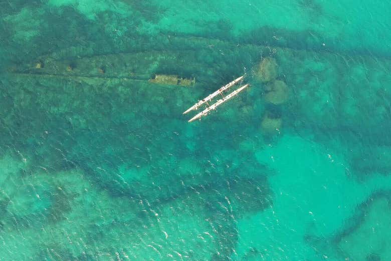 Vista aérea da canoa havaiana no mar de Noronha