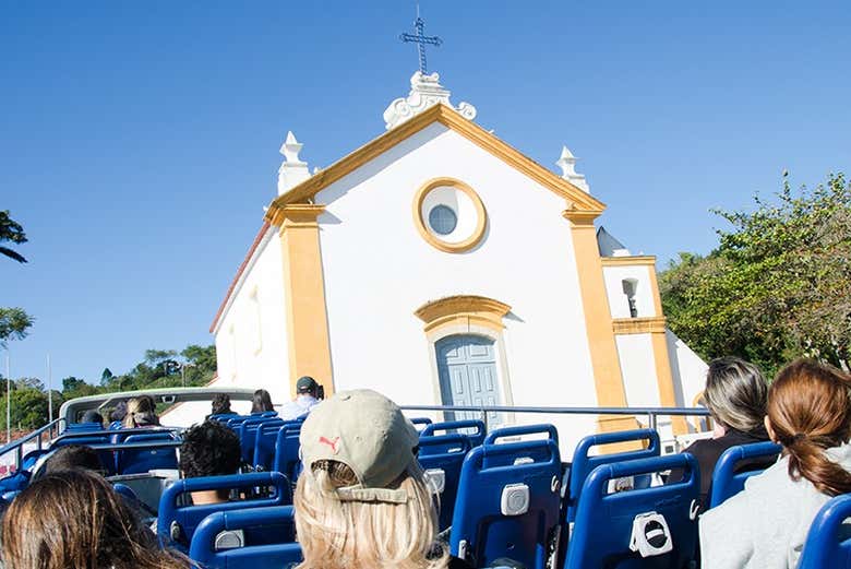 Sightseeing bus tour