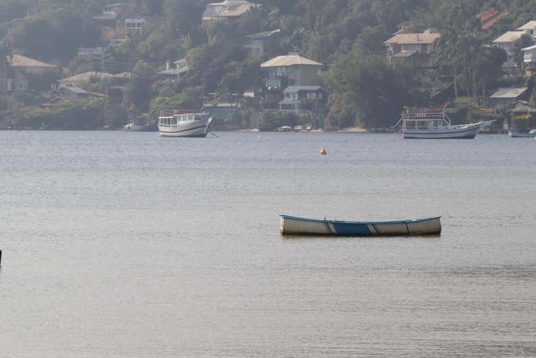 Un barco en Lagoa da Conceição