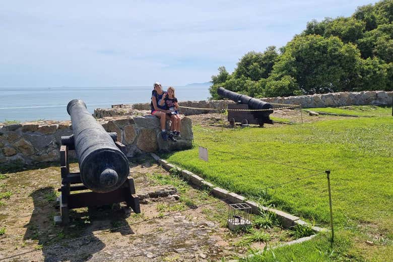 Explore the fortress and its canyons