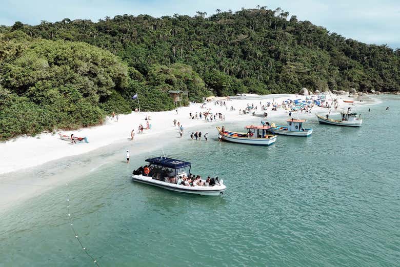 Vista panorâmica da praia na ilha do Campeche