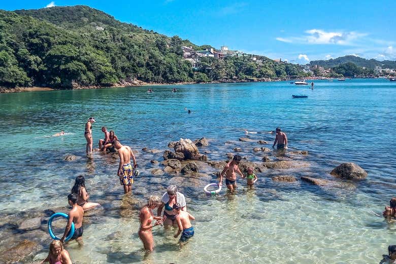 Desfrutando das águas tranquilas da praia