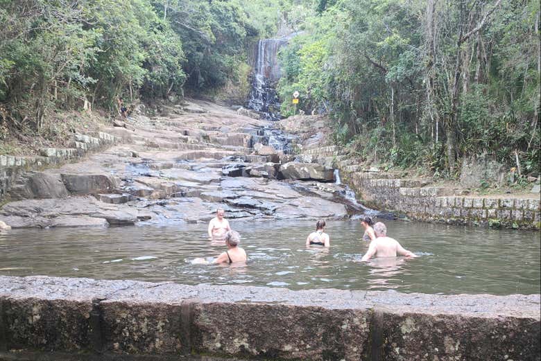 Refrescante baño en la cascada Costa da Lagoa