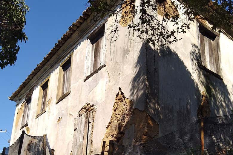 Ruinas de una casa colonial durante la ruta