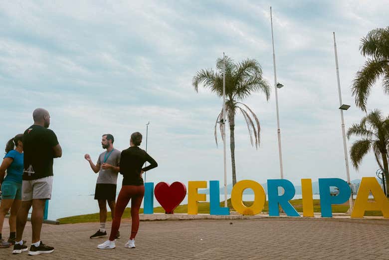 Ouvindo atentamente o guia