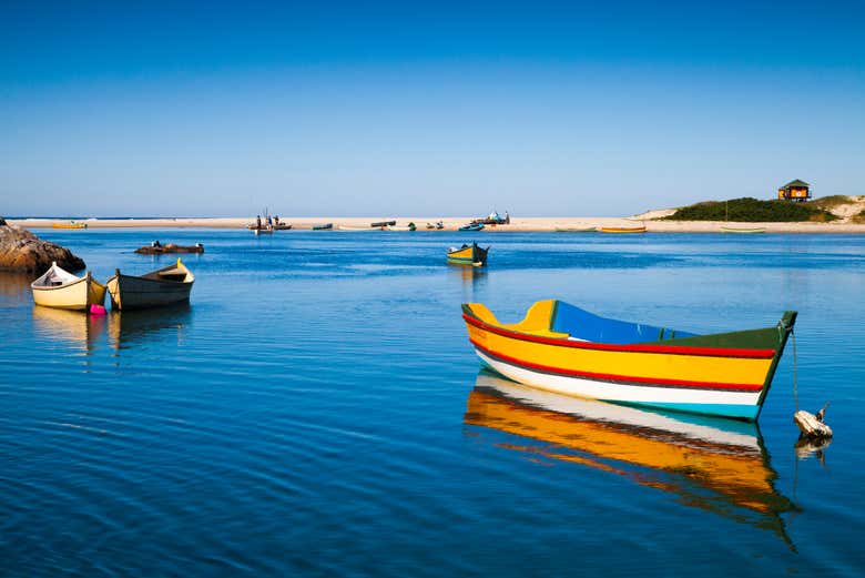 Barcos nas águas tranquilas da praia