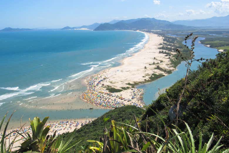 Extensa faixa de areia da Guarda do Embaú