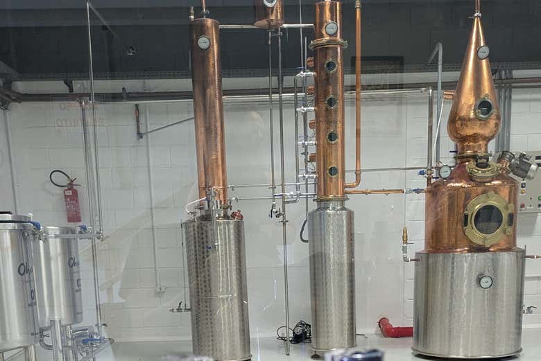 Recorreremos las instalaciones de la Destilería Ohana