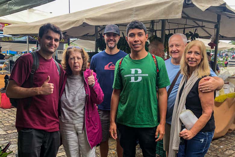 Tra le bancarelle del mercato locale