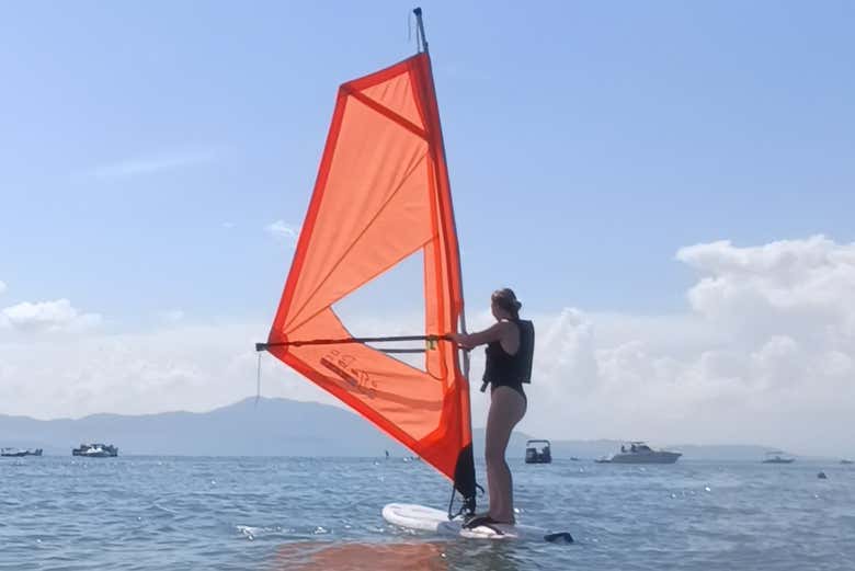 Você vai se divertir muito nessa aula de windsurf