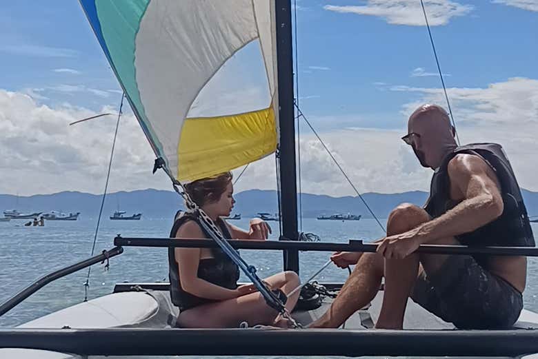 Una pareja disfrutando del curso de vela