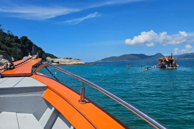 Água cristalina e paisagem exuberante da nossa primeira parada