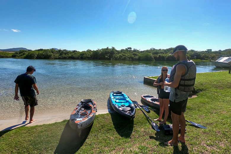 Preparando los kayaks para la travesía