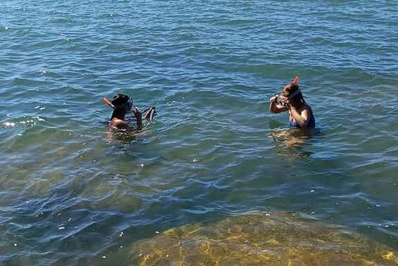 Desfrutando da atividade de snorkel