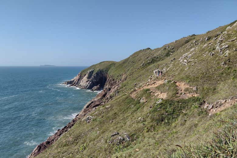 Caminharemos ao longo das costas rochosas