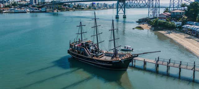 Paseo en barco pirata por Florianópolis