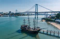 Paseo en barco pirata por Florianópolis