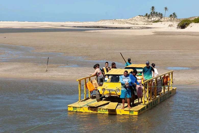 Cruzando el río en balsa