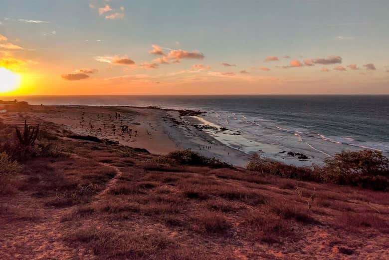 Discover the golden dunes of Amâncio