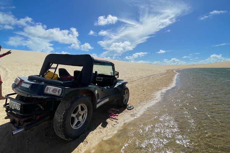 Buggy junto a la costa de los Lençóis Paracuruenses