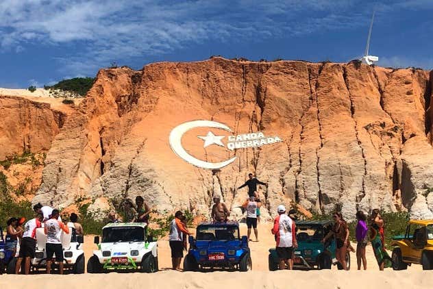 Frente a la Estrella de Canoa Quebrada