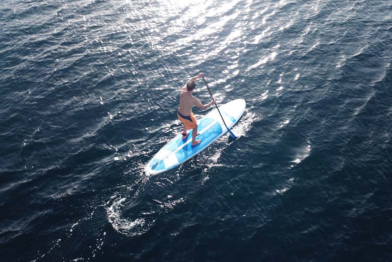 Disfrutando sobre la tabla de Stand Up Paddle
