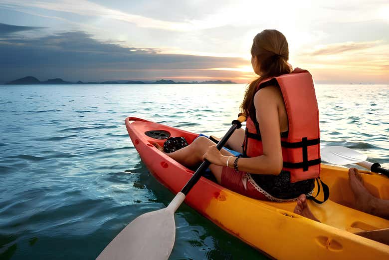 Disfrutando de las vistas durante el tour en kayak por Fortaleza