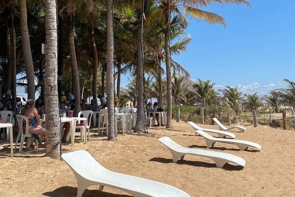 Espreguiçadeiras na praia