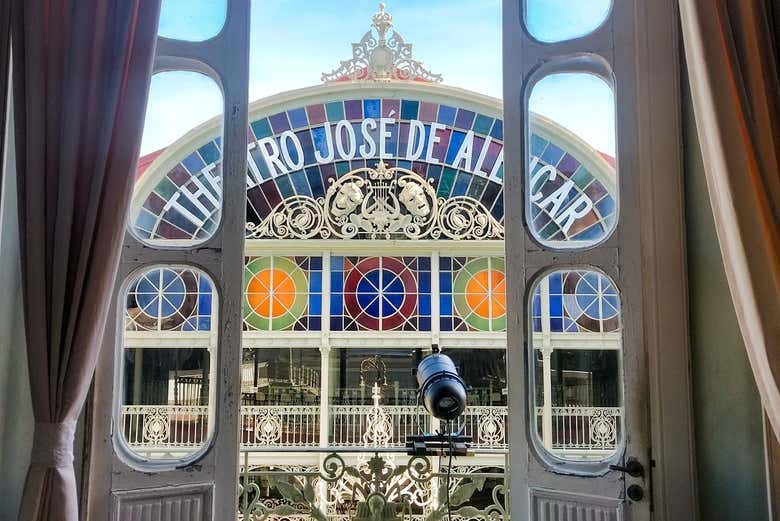 Fachada multicolor del teatro