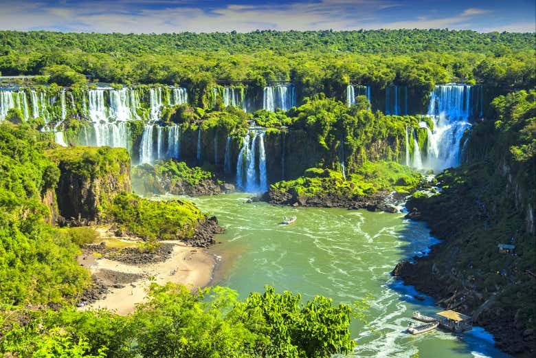 Contemplad la inmensidad de las Cataratas del Iguazú