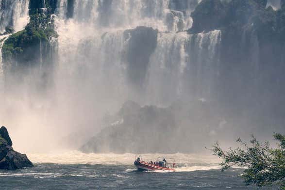 Aventureros bajo las cataratas