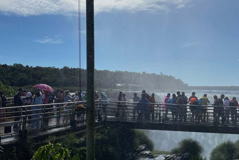 Recibiendo la brisa de las cataratas