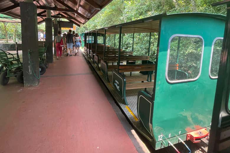 El tren ecológico listo para el recorrido por el parque