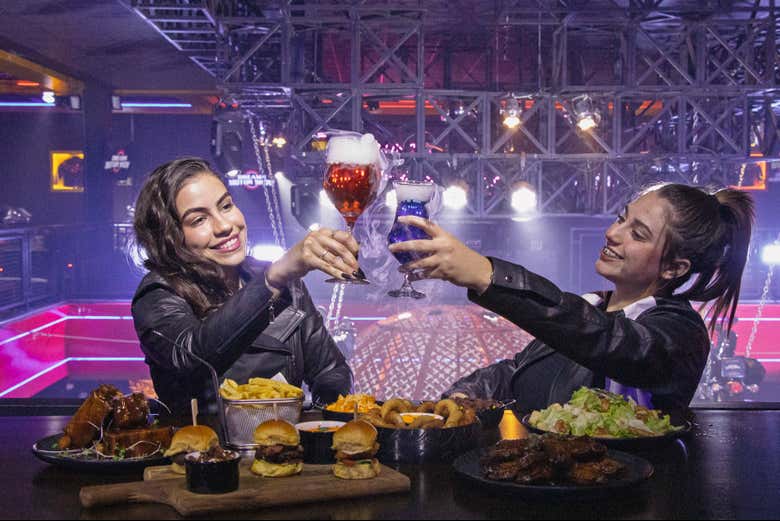 Disfrutando de una cena con espectáculo