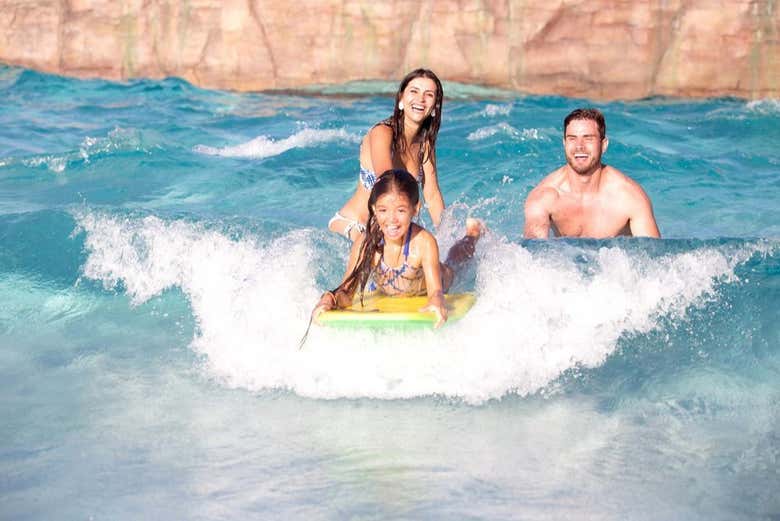 Desfrutando da piscina de ondas em família