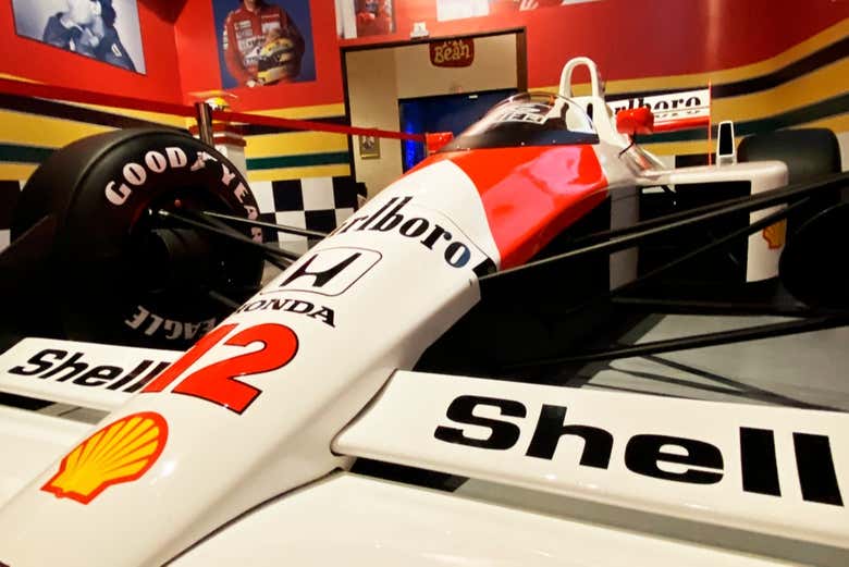 Contemplando o carro de competição