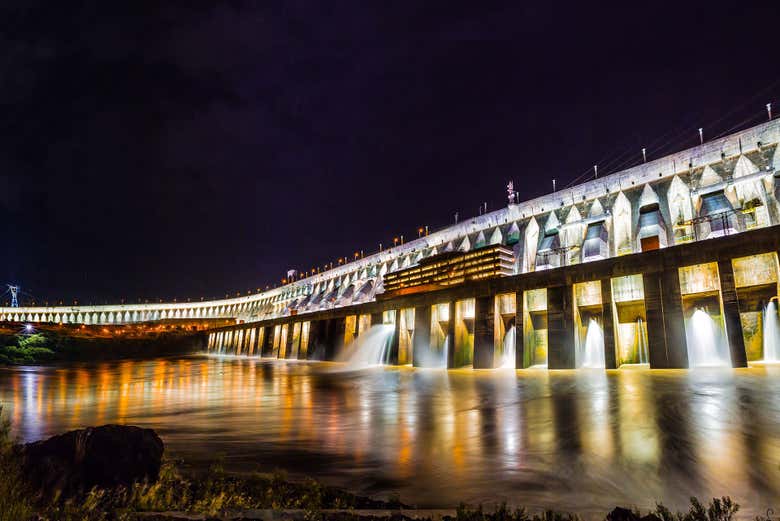 Cores e luzes na usina de Itaipu