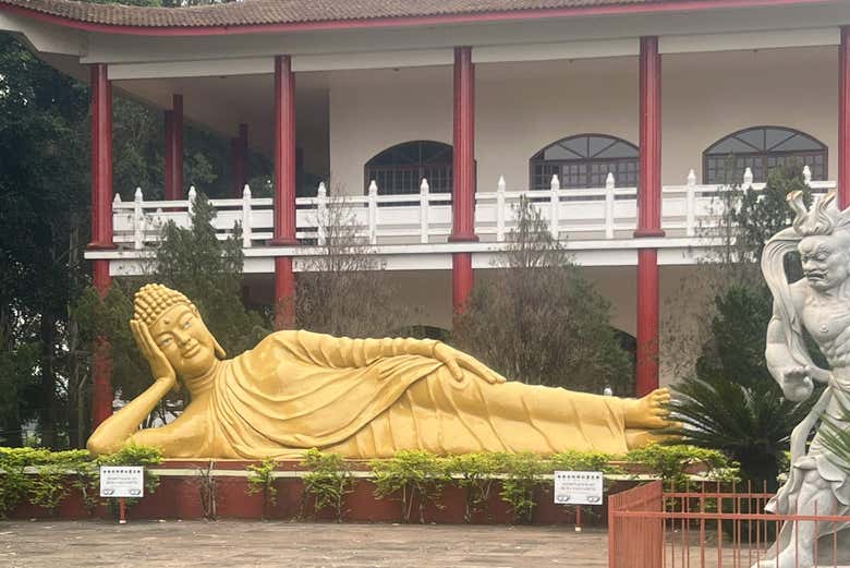 Uma estátua no templo Chen Tien