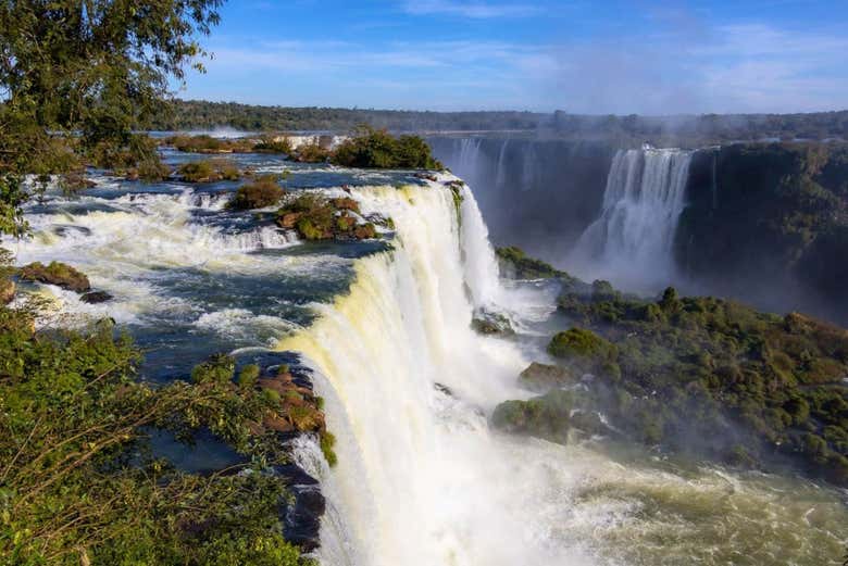 Queda d'água no lado brasileiro das Cataratas do Iguaçu