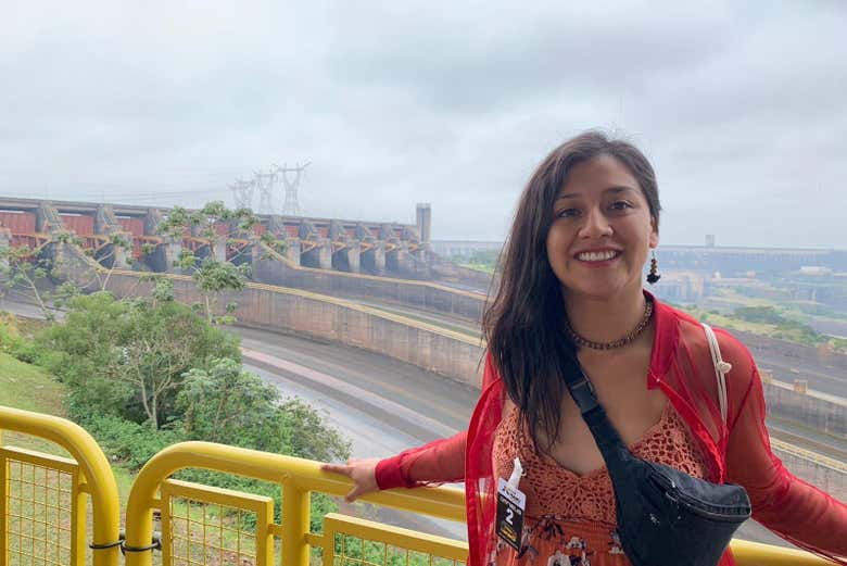 Tirando uma foto de recordação na represa de Itaipú