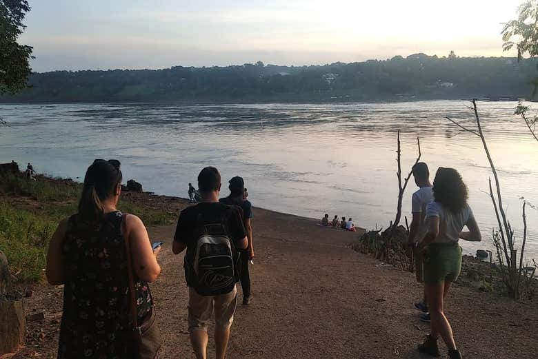 Caminando junto al río Paraná