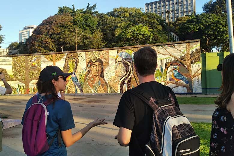 Contemplando un grafiti de Foz de Iguazú