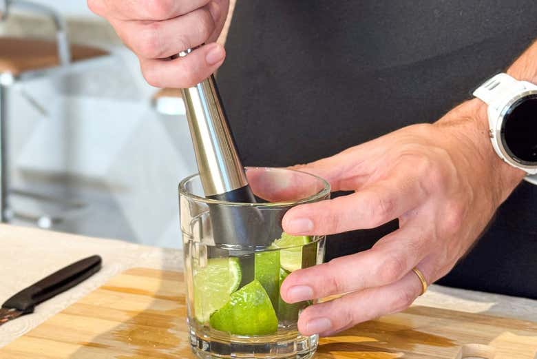Elaborando una caipirinha
